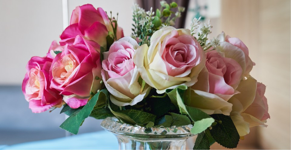 a vase of roses